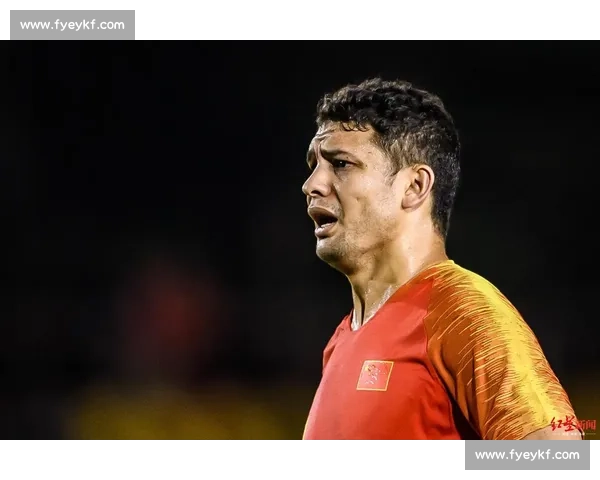 女球迷喊 “挡着我了”！小熊艾克森成进球 “障碍物”？